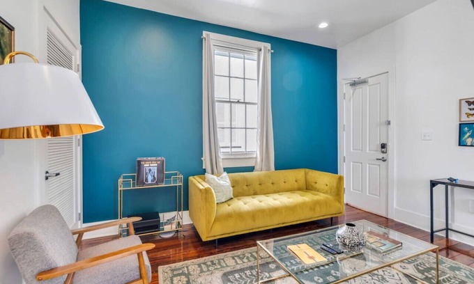East Riverside Apartamento | Hip & Stylish Magazine St. Apt | Balcony & Parking