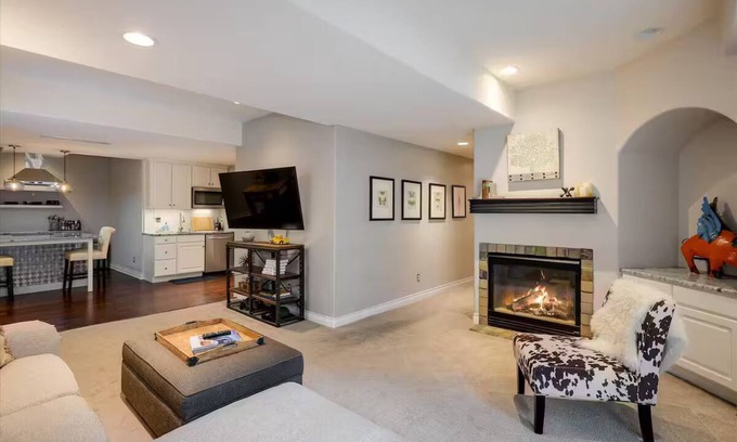 Longmont Casa | Hip, Upscale Apartment Hot Tub Private Entrance