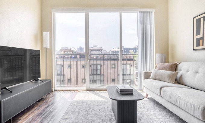 City Park West Apartamento | Hip Uptown 1BR w/ W/D & Juliette balconies, near Zoo, by Blueground