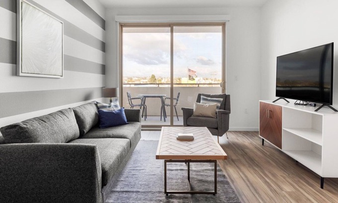 Westchester Apartamento | Hip Westchester 1BR w/ Gym, Pool, nr. Venice Beach, by Blueground