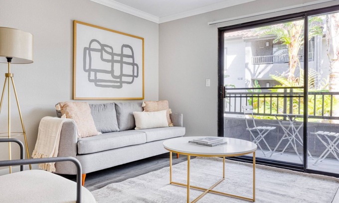 Warner Center Apartamento | Hip Woodland Hills 1BR w/ Pool & Gym, near Warner Center, by Blueground