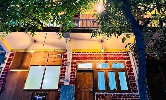 Banjar Apartamento | Hipostel Tirthan - King Room with Mountain View