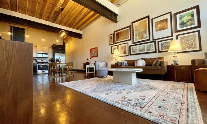 Mountain Home Apartamento | Historic 1 bd/br in 1920's Chevy Dealership apt. 4