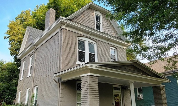 Southmoreland Casa | Historic 150 y/o 3-bedroom KC house with hot tub.