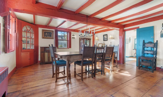 Beverly Casa | Historic 1686 Home Near Downtown l 5BR Retreat