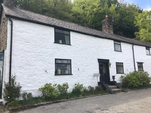 Gwernymynydd Casa | Historic 17th century farmhouse in Wales