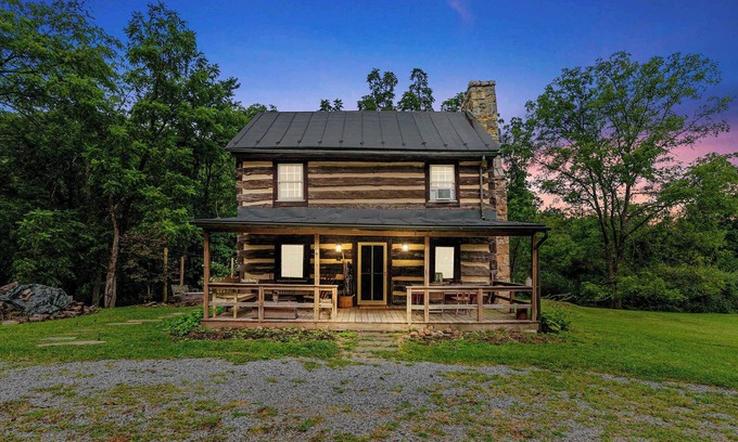 Augusta Chalet De Esquí | Historic 1802 Forge Home by North River & Trails