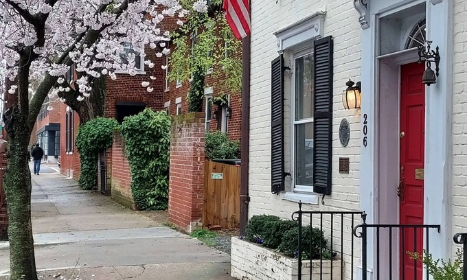 Old Town Alexandria Casa | Historic 1850 townhouse in heart of Old Town. Walk score: 96