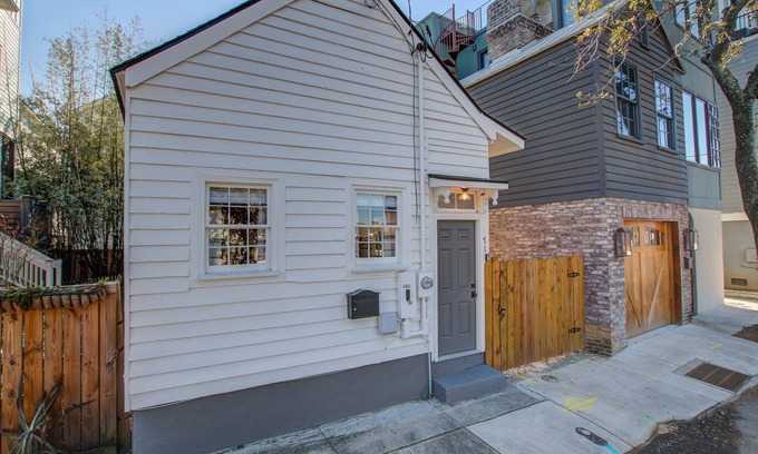 Downtown Charleston Cabaña | Historic 1880s Freeman Cottage *5 min to King St
