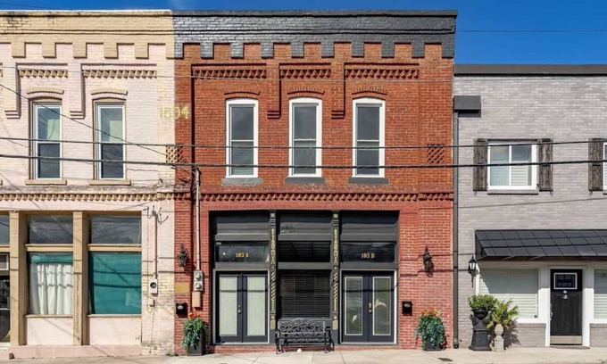 Smithville Condominio | Historic 1894 Space in Downtown Smithville with Modern Amenities