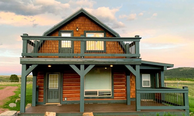 East Glacier Park Village Casa | Histórico granero de 1906 restaurado en un alquiler de lujo