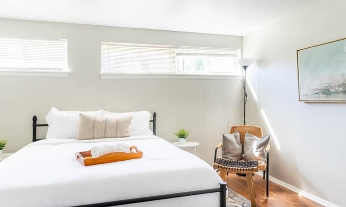 Lincoln Terrace Apartamento | Historic 1920s Brick Beauty in Medical District