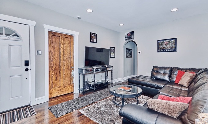 Hermosa Casa | Impresionante Logan Square area Bungalow! Una casa unifamiliar rara en Chicago