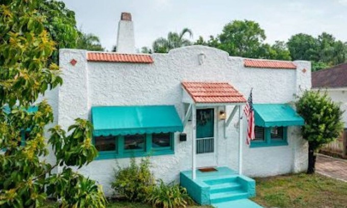 Cocoa Casa | Historic Boho Bungalow-Walk to Cocoa Village