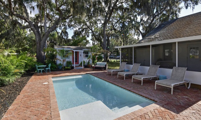 Palmetto Cabaña | Historic 1930s Palmetto Cottage