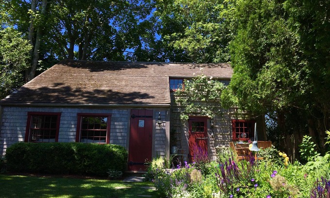 Nantucket Town Cabaña | Histórico 2BR Cottage en el corazón de la antigua ciudad de Nantucket