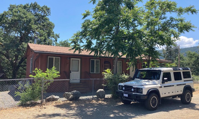Douglas City Cabina | Historic 2-Bedroom Gold Miners Cabin on Trinity River, with Wi-Fi & A/c.