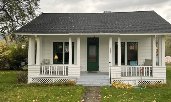 Stevensville Cabaña | Historic 2 bedroom home in downtown Stevensville. Pet friendly! RV parking