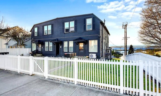 Everett Apartamento | Historic 2 BR apartment in Everett, WA, sleeps 6. Includes a FREE reserved parking spot! Remodeled with A/C, W/D, and full kitchen. Minutes from Arena, Medical Center, and Naval Station.