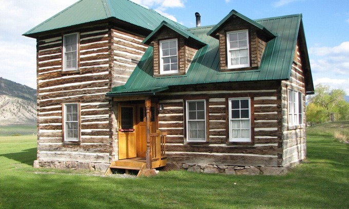 Gardiner Cabina | Histórico Cabaña de 2 pisos a mano Hewn Iniciar Junto al parque de Yellowstone