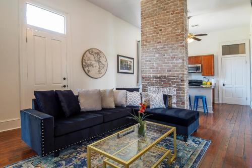 Faubourg Livaudais Apartamento | Historic 3 bedroom 4blocks from famous St Charles Ave Mardi Gras parade route, steps to Jazz venues and restaurants