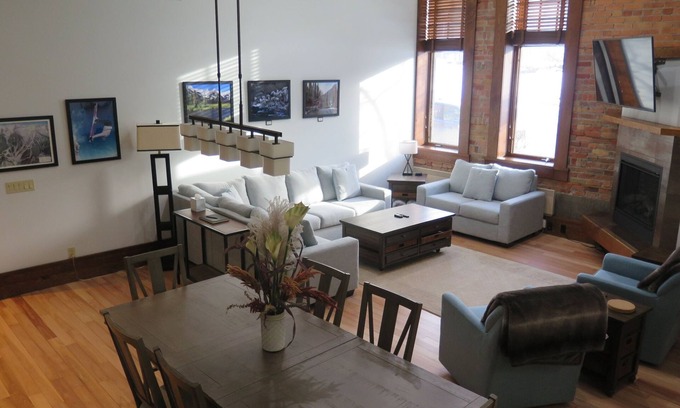 East Kootenay Apartamento | Historic Schoolhouse | Hot tub | Accessible