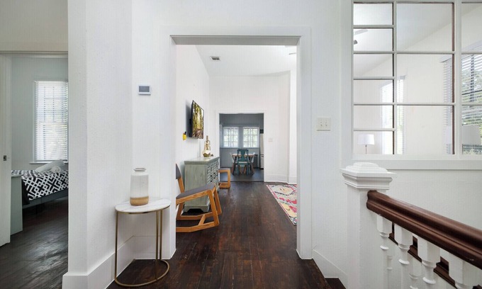 Southtown Condominio | Historic 3BR Near Riverwalk | Corporate/Relocation Wi-Fi W/D 30+ Nights