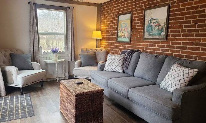 Rosebud Otro | Historic 4 bedroom Farmhouse in the heart of Rosebud!