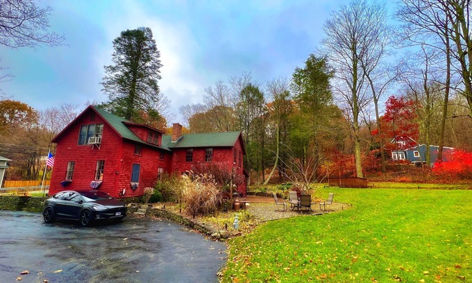 Amston Cabina | Historic 4 Bedroom Luxury Cabin with Private Waterfall & Lake Access