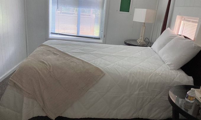 Glen Carbon Casa | Historic 4-bedroom house in Glen Carbon with AC