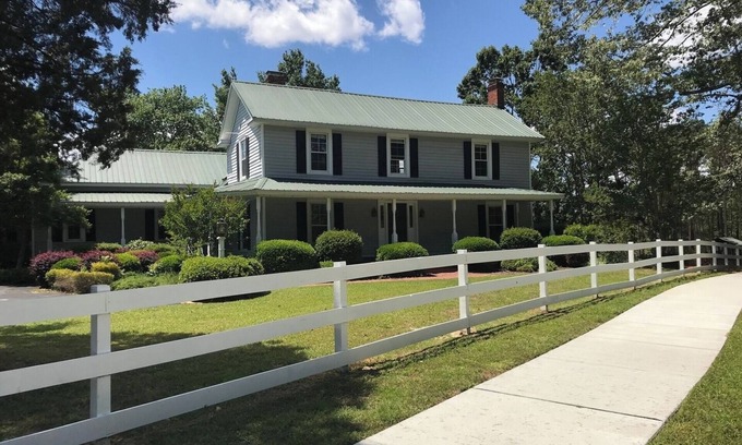 Apex Casa | Historic 4BR Retreat with Stunning Scenic Views