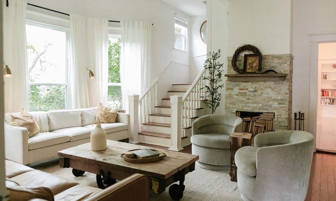 Phillips Casa | Historic 5/4 Spacious Sleeps 16 Hot Tub Pool A&M