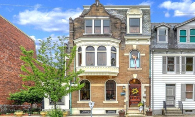 York Casa | Historic 5-bedroom house with 4 car garage