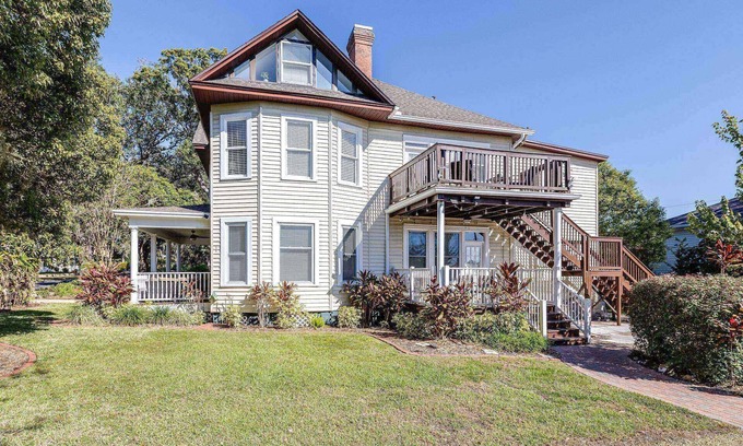 Lakeland Casa | Historic 5BR |4 King Beds | Walk to Florida Southern U | Private Deck | Near Lake Hollingsworth!