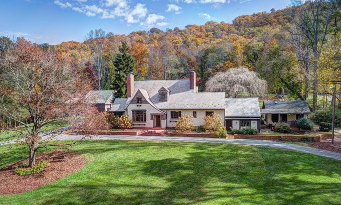 Skyland Casa | Histórico 8 BR Tudor en 3 1/2 Acres. Urbanización privada y hermoso entorno.