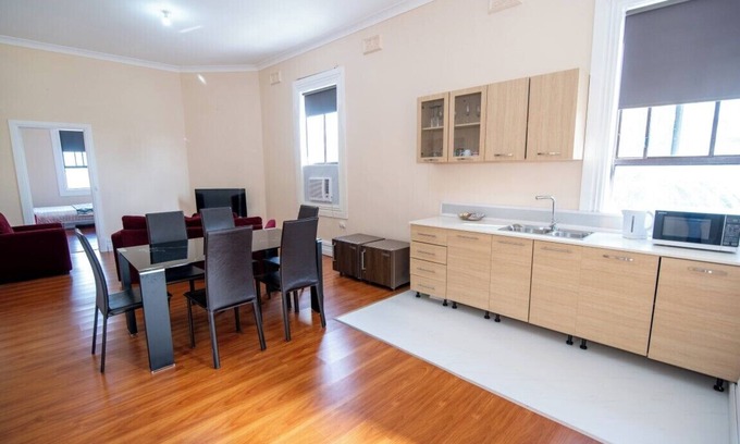 Finley Apartamento | Historic Albion Hotel: Charming One Bedroom, walking distance to everything