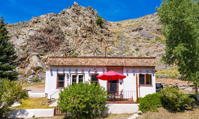 Almont Casa | El único, histórico, "Almont Adobe House!" Ubicado frente al río con pesca privada y acceso al bosque nacional, a solo 15 minutos de Crested Butte y Gunnison.