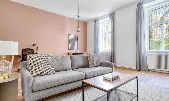 Roßau Apartamento | Historic Alsergrund 1BR, nr Donaukanal, by Blueground