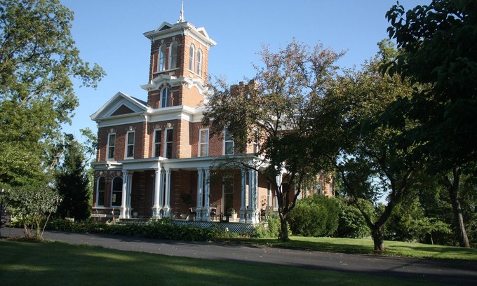 Glasgow Casa | Historic and Inspirational Mansion in quaint MO river town!