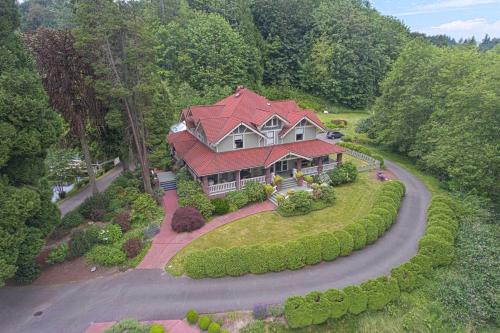 Kent Casa | Historic Auburn House on 37 Acres with Private Lake!