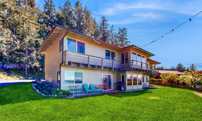 Lopez Island Casa | Historic bayfront home with amazing view, fireplaces, & large yard - 2 dogs OK