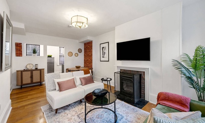 Beacon Hill Apartamento | Historic Beacon Hill Charm: Modern Apt w/ Patio, High-Speed WiFi, Steps to Cafes and Boston Commons!