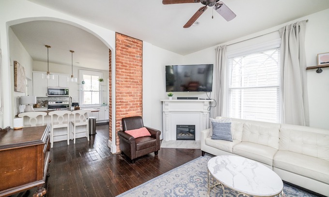 Lynchburg Casa | Historic Beauty in ❤️ of Downtown. Fam & Pet Friendly. 5 miles to Liberty.