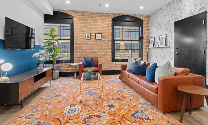 Arts/Warehouse District Hotel | Historic Building with Rooftop Pool – Walk to French Quarter