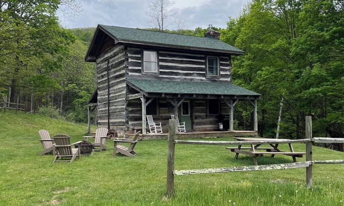 Pearisburg Cabina | Historic Cabin in the Blue Ridge Mountains