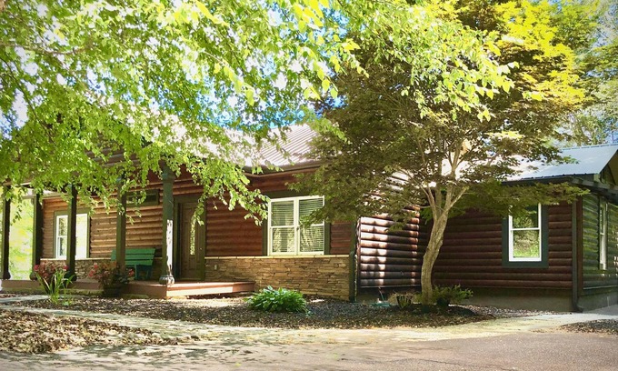 Dahlonega Cabina | Historic Cabin on Yahoola Creek