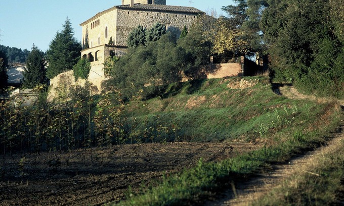 Celra Otro | El castillo histórico es discreto pero elegante y está cerca de las playas de Girona / Costa Brava