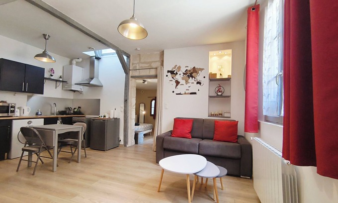 Amboise Apartamento | Historic center of Amboise, renovated apartment with private parking