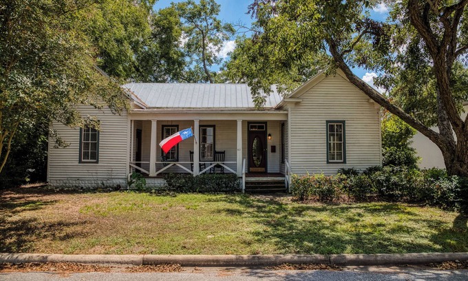 Brenham Casa | Historic Charm Meets Cozy Comfort in Downtown Brenham