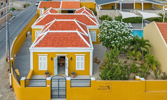 Koralengebied Casa | City Villa – Spacious Townhouse with Shared Pool & Urban Vibe